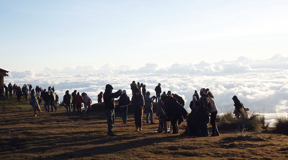 Turistas observando la salida del sol en Tres Cruces