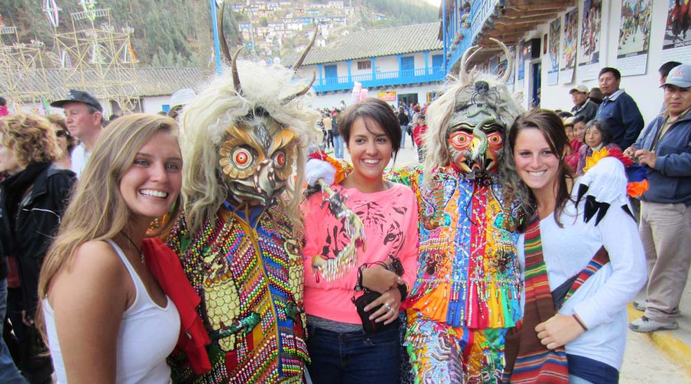 Turistas en Paucartambo